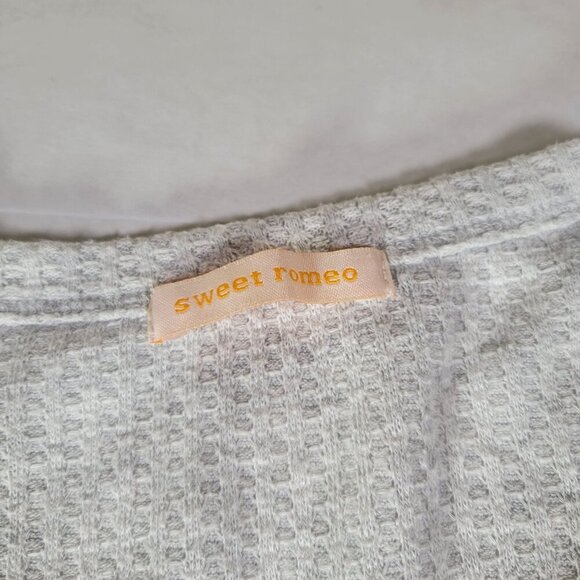 Sweet Romeo Gray Asymmetrical Hem Long Sleeve Waffle Knit Sweater Top Size M - Picture 2 of 7